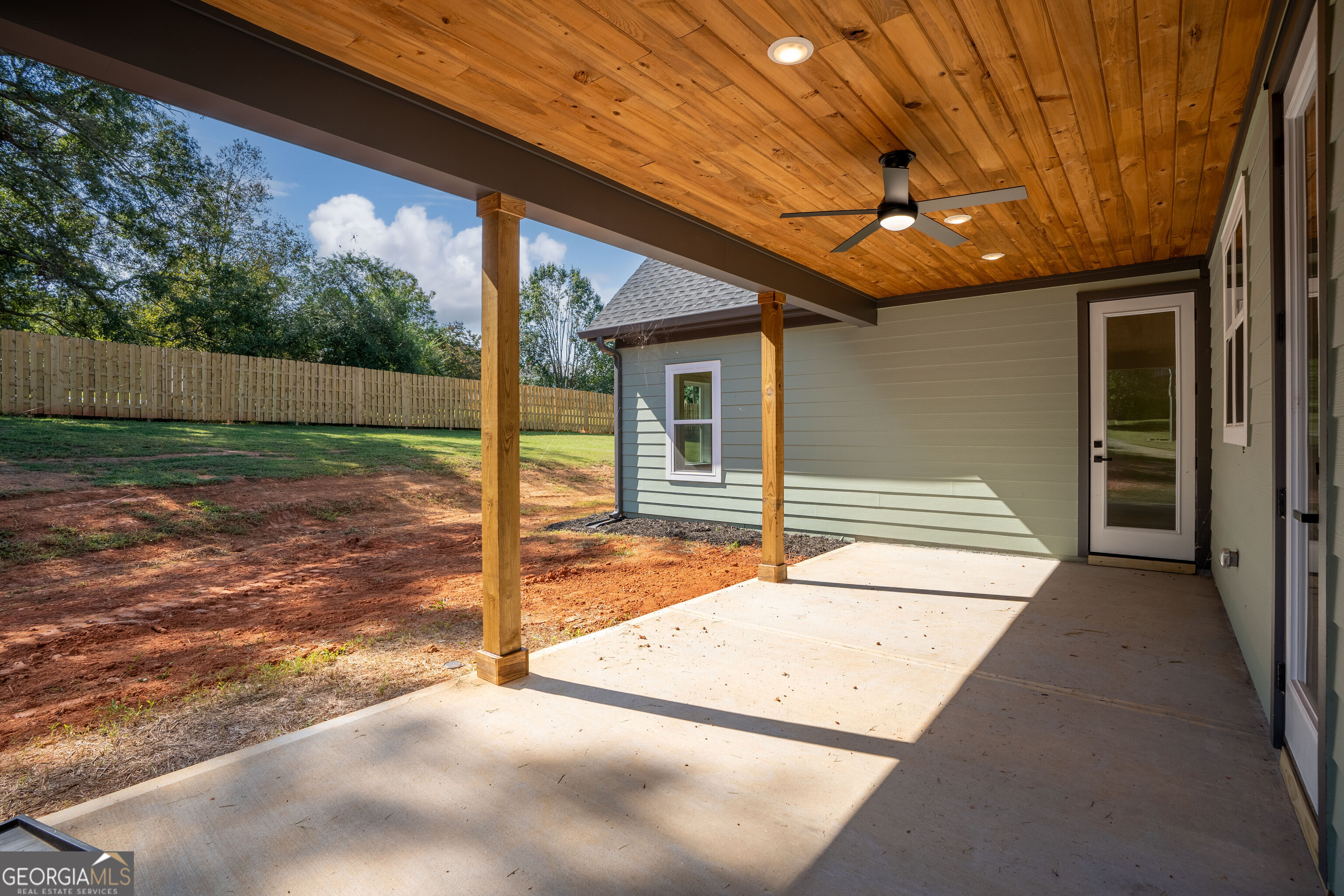 117 Oak Terrace Drive Clarkesville, GA 30523 - Photo 44 of 50 a backyard of a house with table and chairs
