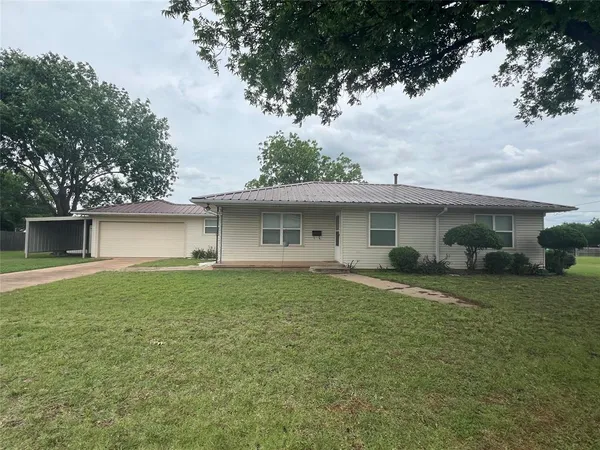 $249,500 | 502 West Wichita Street, Henrietta, TX 76365