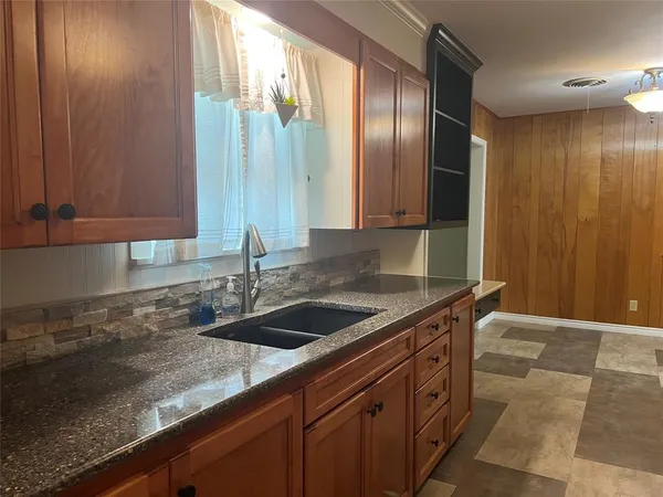 $249,500 | 502 West Wichita Street, Henrietta, TX 76365
