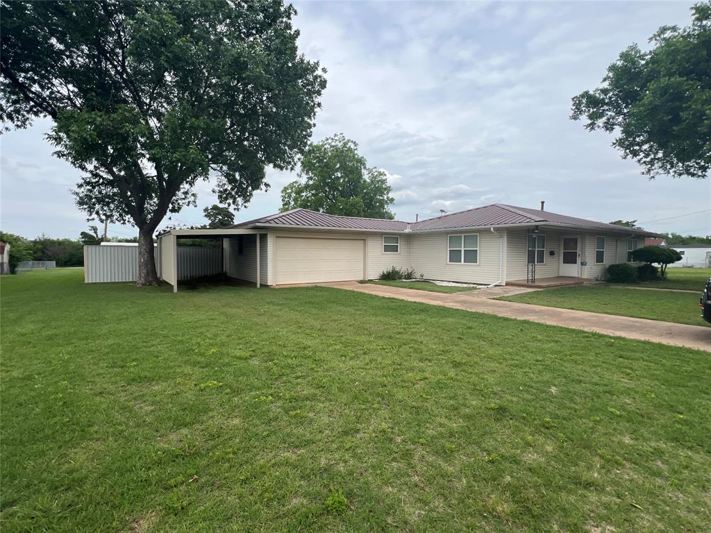 502 West Wichita Street Henrietta, TX 76365 - Photo 2 of 24