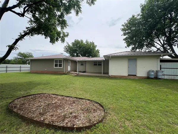 $249,500 | 502 West Wichita Street, Henrietta, TX 76365