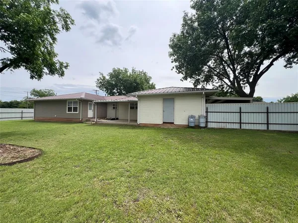 $249,500 | 502 West Wichita Street, Henrietta, TX 76365