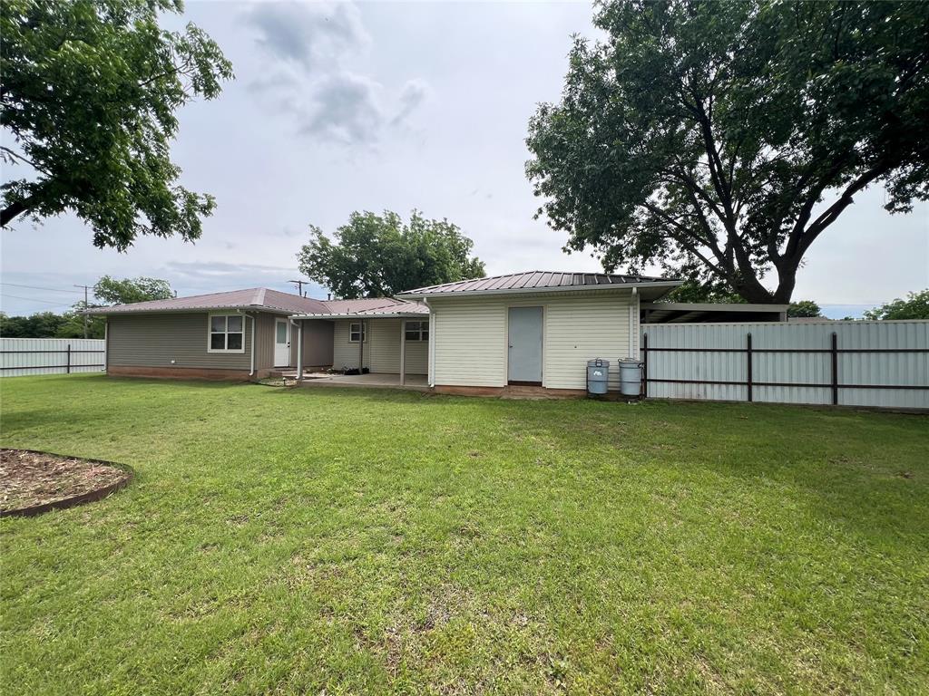 502 West Wichita Street Henrietta, TX 76365 - Photo 4 of 24