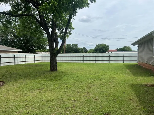 $249,500 | 502 West Wichita Street, Henrietta, TX 76365