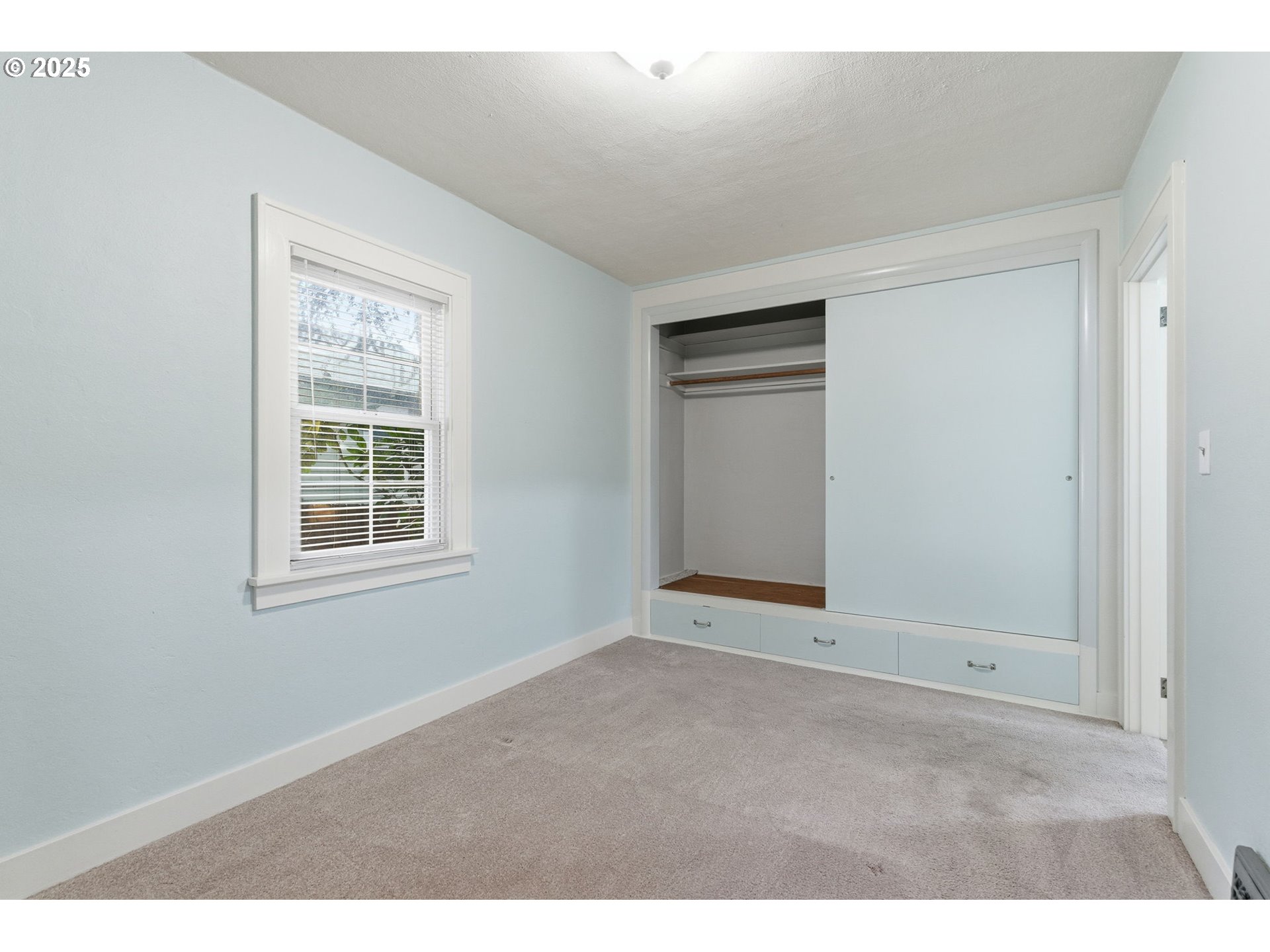 8015 Southwest 45th Avenue Portland, OR 97219 - Photo 20 of 38 an empty room with windows