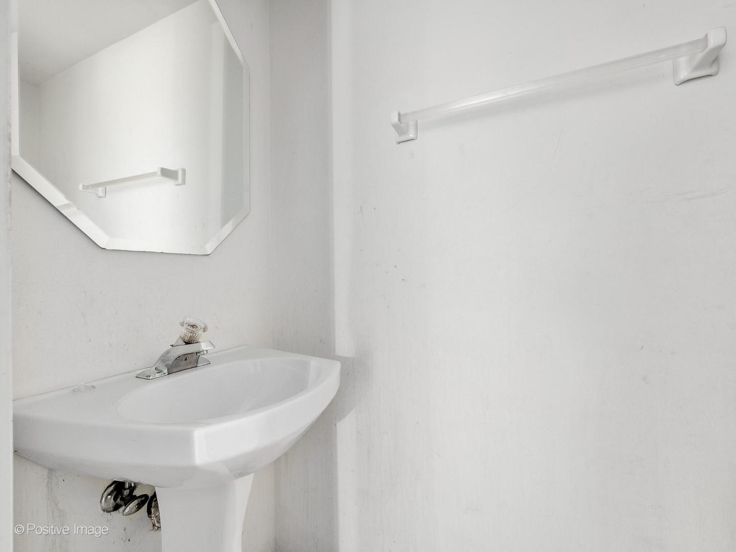948 Symphony Drive Aurora, IL 60504 - Photo 13 of 22 a bathroom with a sink and mirror