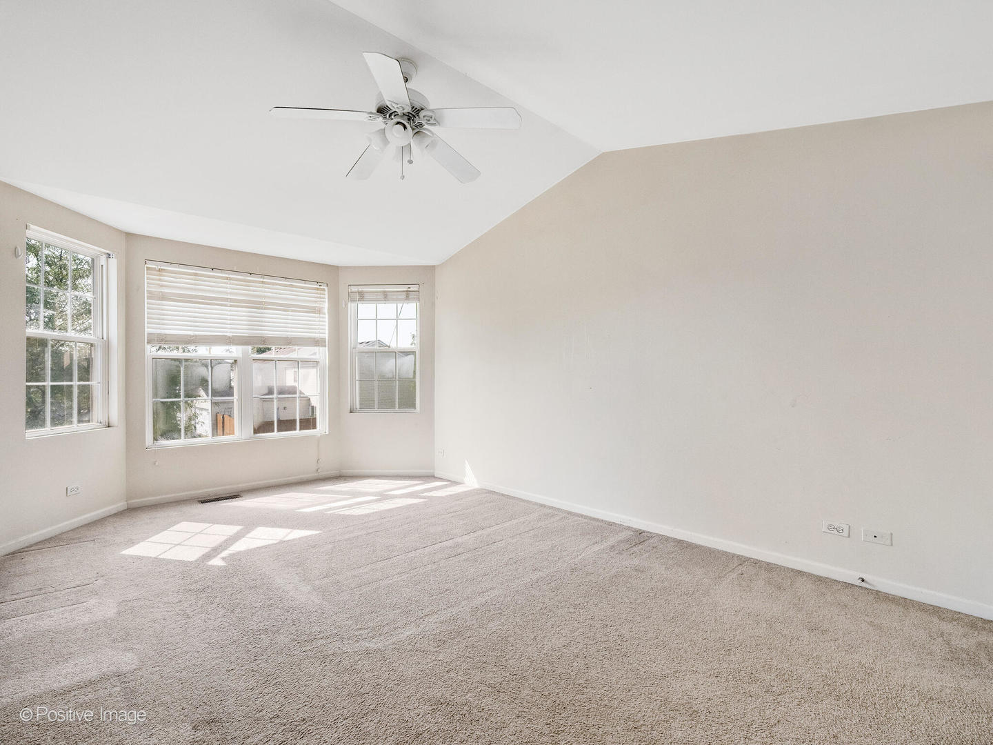 948 Symphony Drive Aurora, IL 60504 - Photo 14 of 22 a view of an empty room with a window