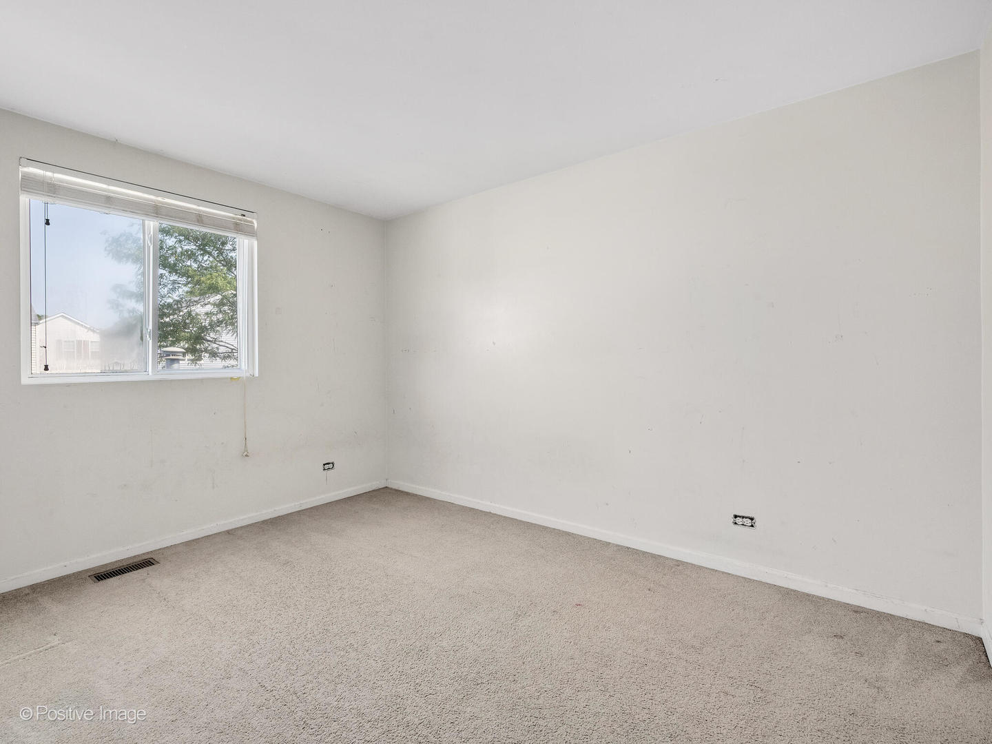 948 Symphony Drive Aurora, IL 60504 - Photo 17 of 22 an empty room with a window