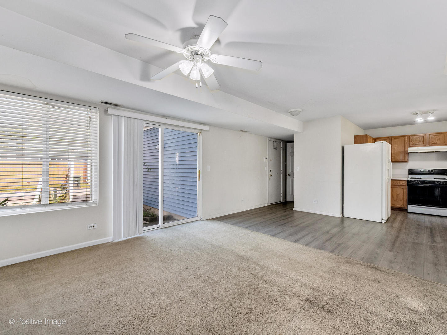 948 Symphony Drive Aurora, IL 60504 - Photo 10 of 22 a view of an empty room with a window