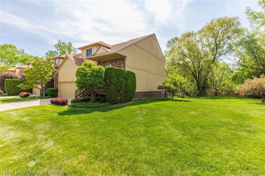 2037 Rochelle Run Rochester Hills, MI 48309 - Photo 3 of 32