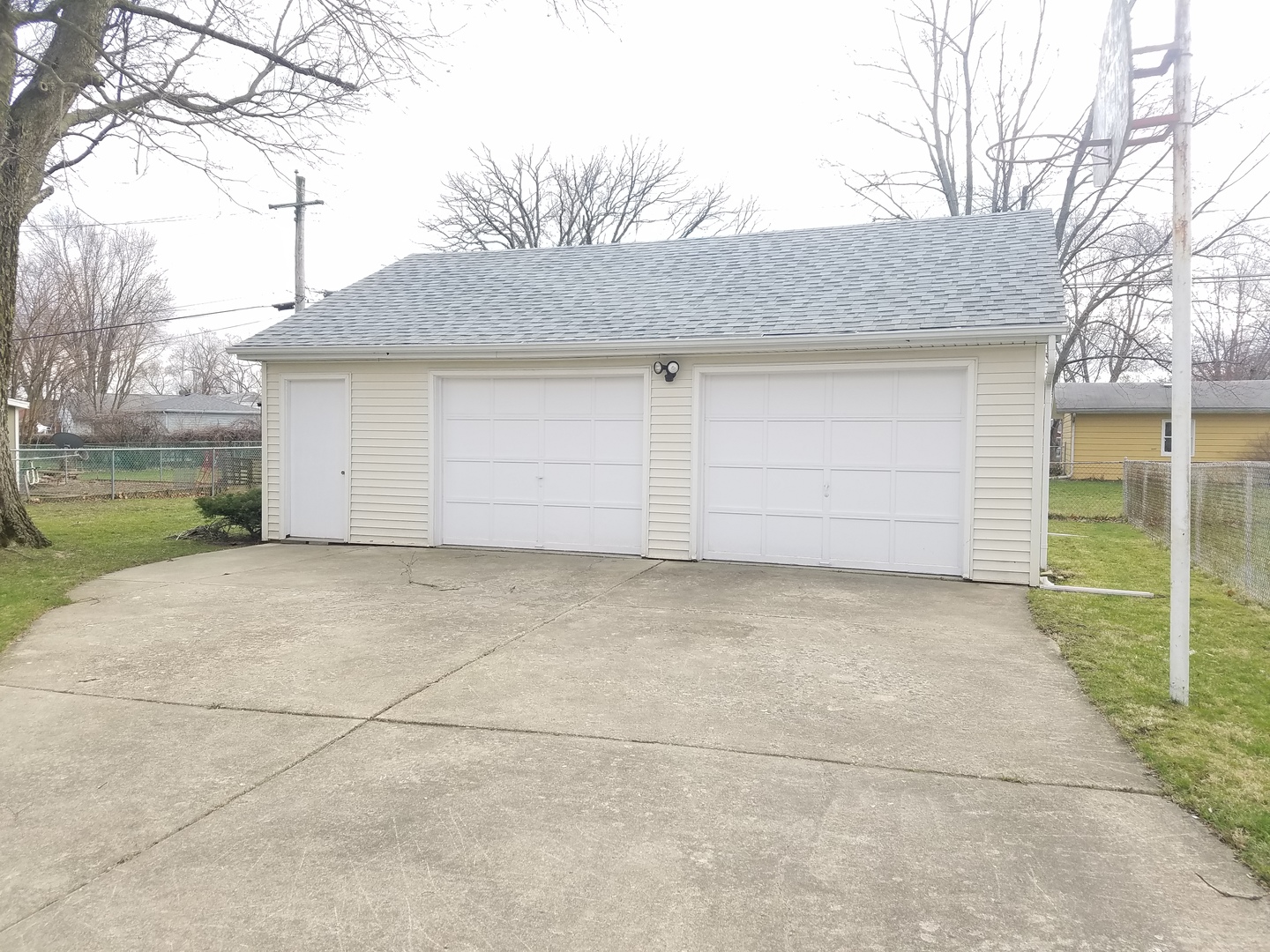 21 Durango Road Montgomery, IL 60538 - Photo 2 of 22 a view of garage and yard