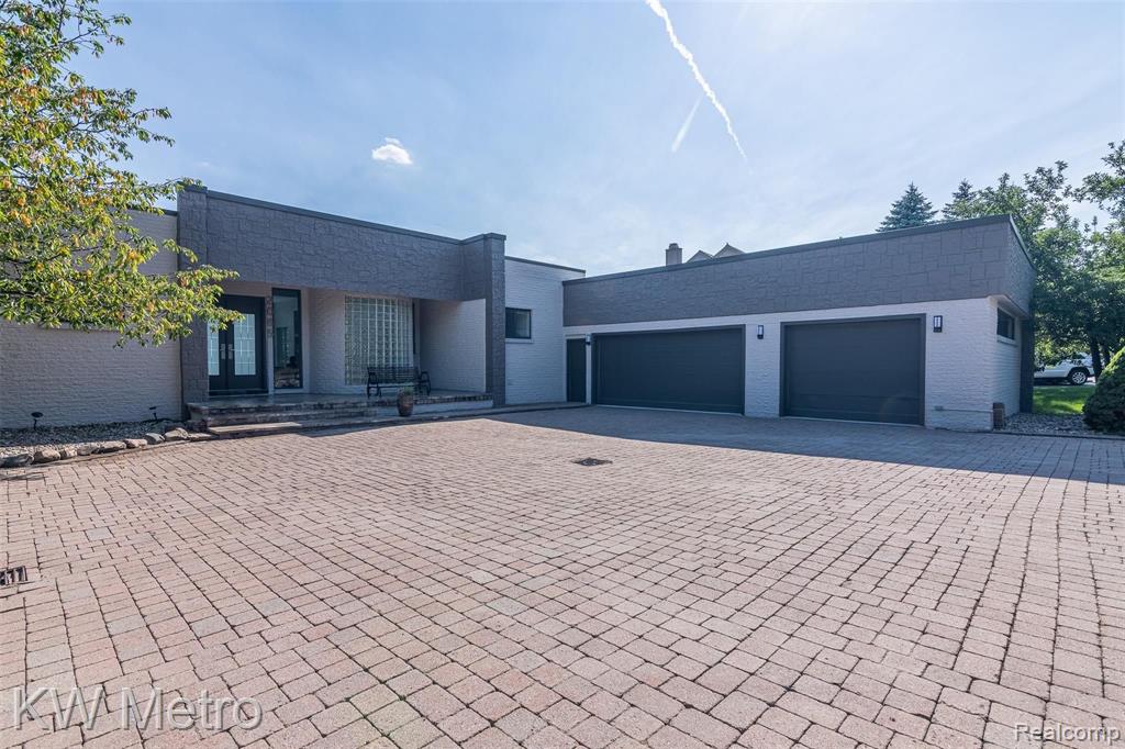 2085 Lone Pine Road West Bloomfield, MI 48302 - Photo 13 of 57