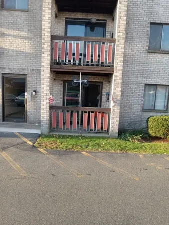 a view of small yard in front of house