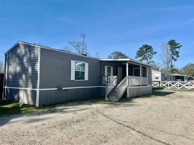 a view of a house with backyard
