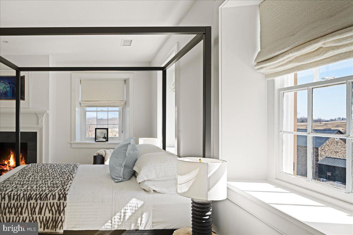 864 Grubbs Mill Road Newtown Square, PA 19073 - Photo 25 of 50 a living room with furniture and a window