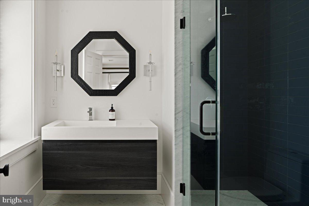 864 Grubbs Mill Road Newtown Square, PA 19073 - Photo 27 of 50 a bathroom with a sink and a mirror