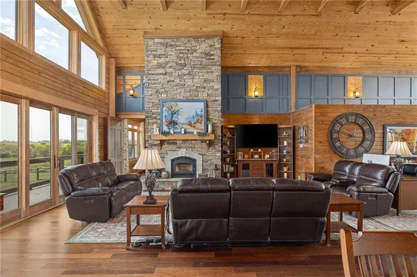 $1,250,000 | 8806 Northwest State Route, Hamilton, MO 64644