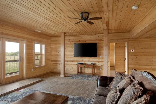 $1,250,000 | 8806 Northwest State Route, Hamilton, MO 64644