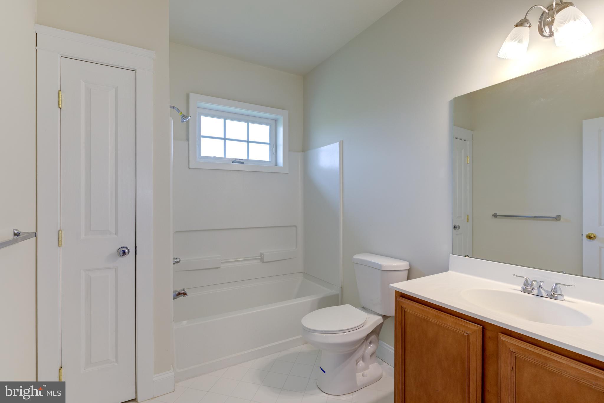 186 Bucktown Xing Road, Unit 43B Pottstown, PA 19465 - Photo 16 of 38 Full ceramic tile bathroom