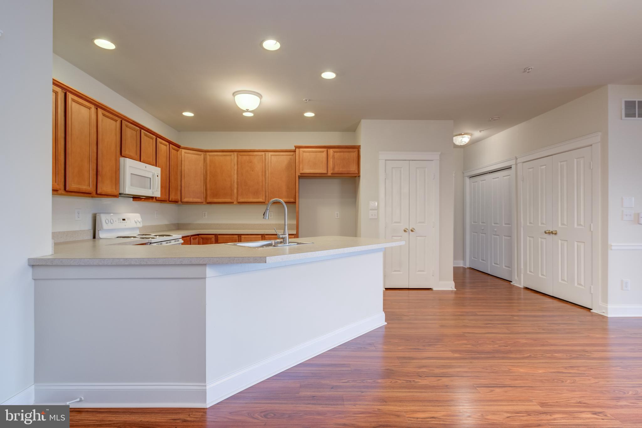 186 Bucktown Xing Road, Unit 43B Pottstown, PA 19465 - Photo 6 of 38 Open concept kitchen w/peninsula