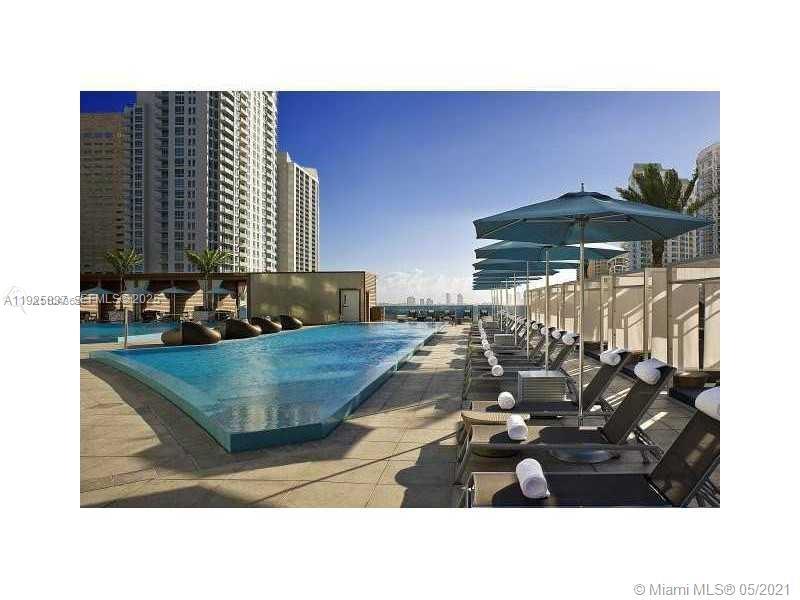 200 Biscayne Blvd Way, Unit 4309 Miami, FL 33131 - Photo 9 of 10 a black and white photo of a living room