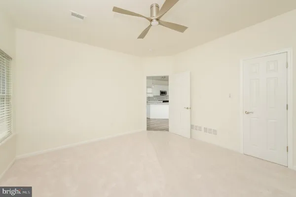 a view of empty room with a ceiling fan