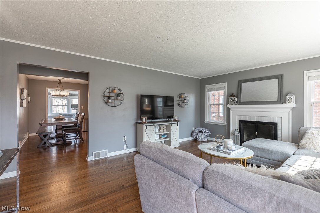 5239 Mayview Road Cleveland, OH 44124 - Photo 3 of 24