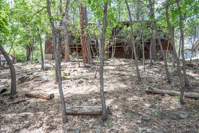 a view of a house with backyard