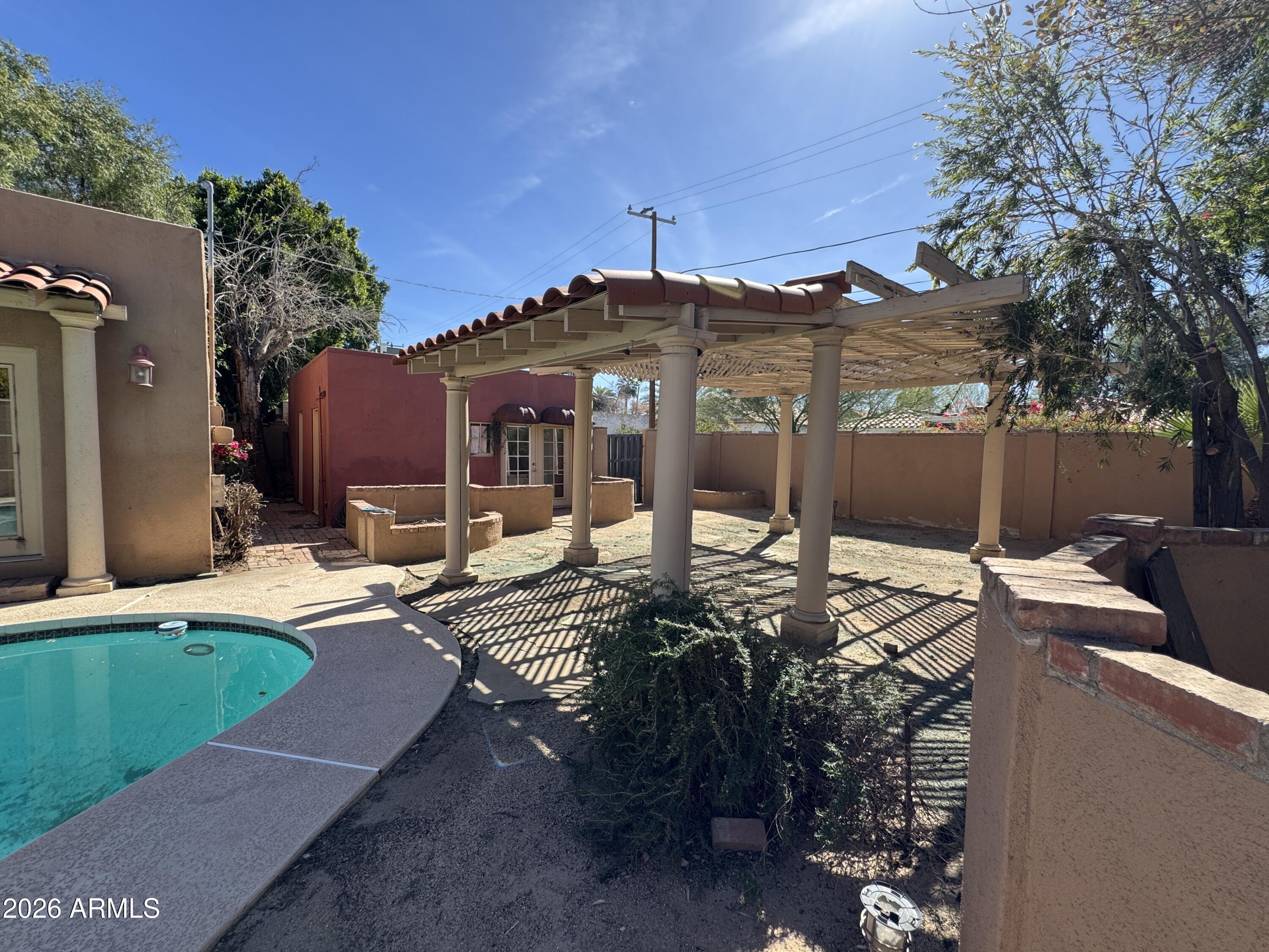 505 West Granada Road Phoenix, AZ 85003 - Photo 25 of 30 a view of a patio with table and chairs and potted plants
