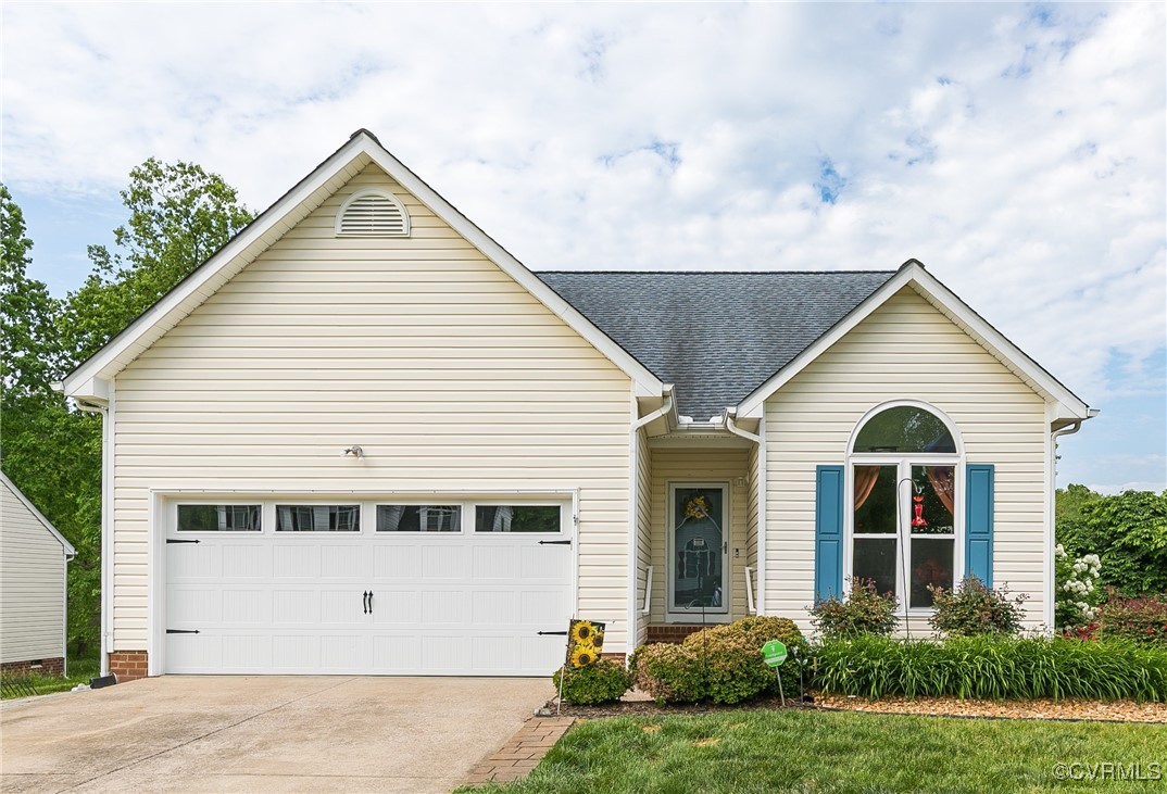 a view of a house with yard and plants