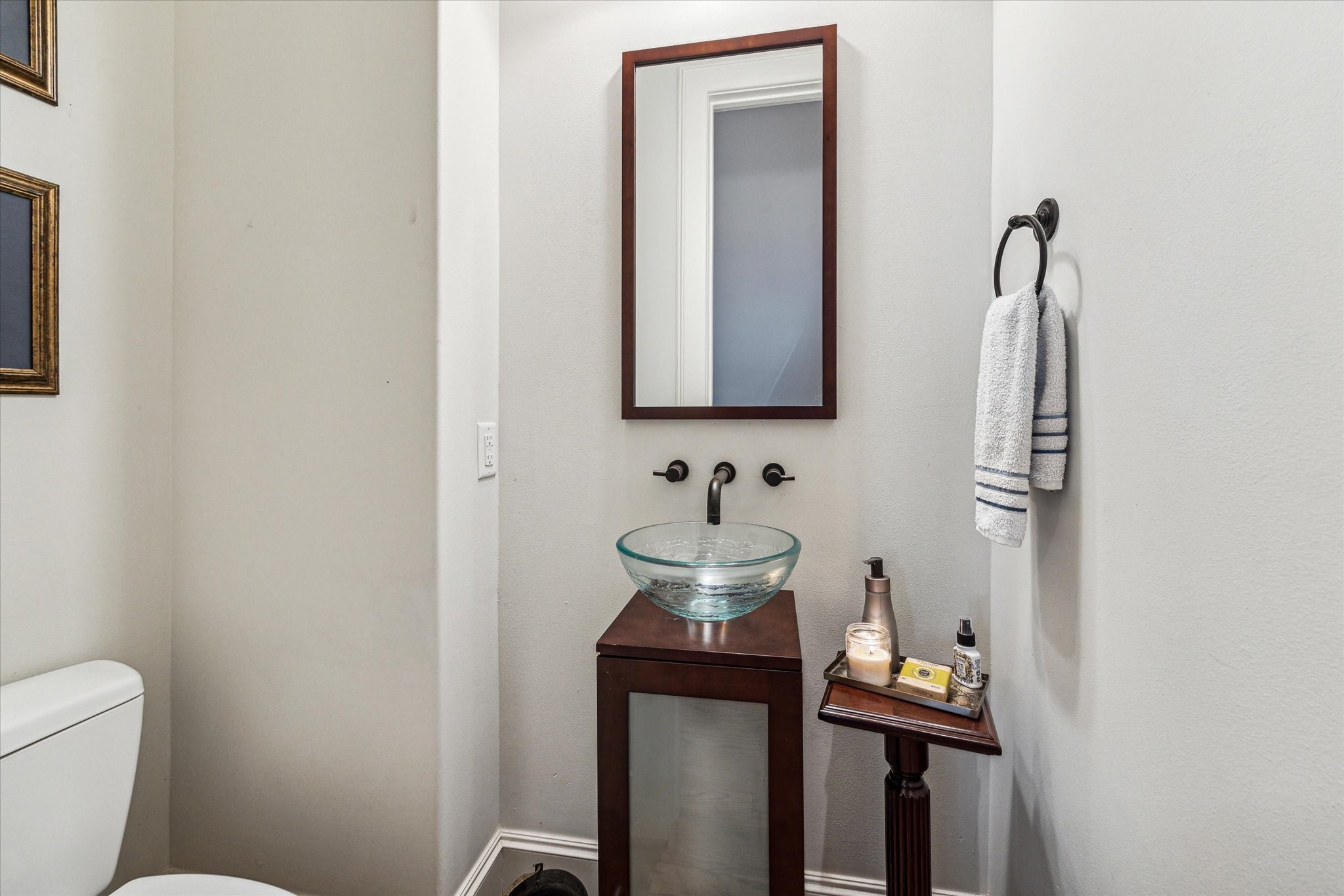 5213 Feagan Street, Unit A Houston, TX 77007 - Photo 22 of 47 Powder room, 2nd floor.
