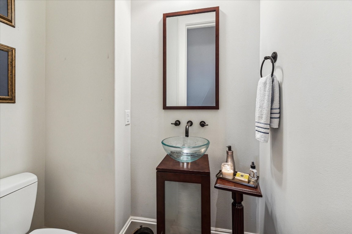 5213 Feagan Street, Unit A Houston, TX 77007 - Photo 22 of 47 a bathroom with a toilet sink and mirror