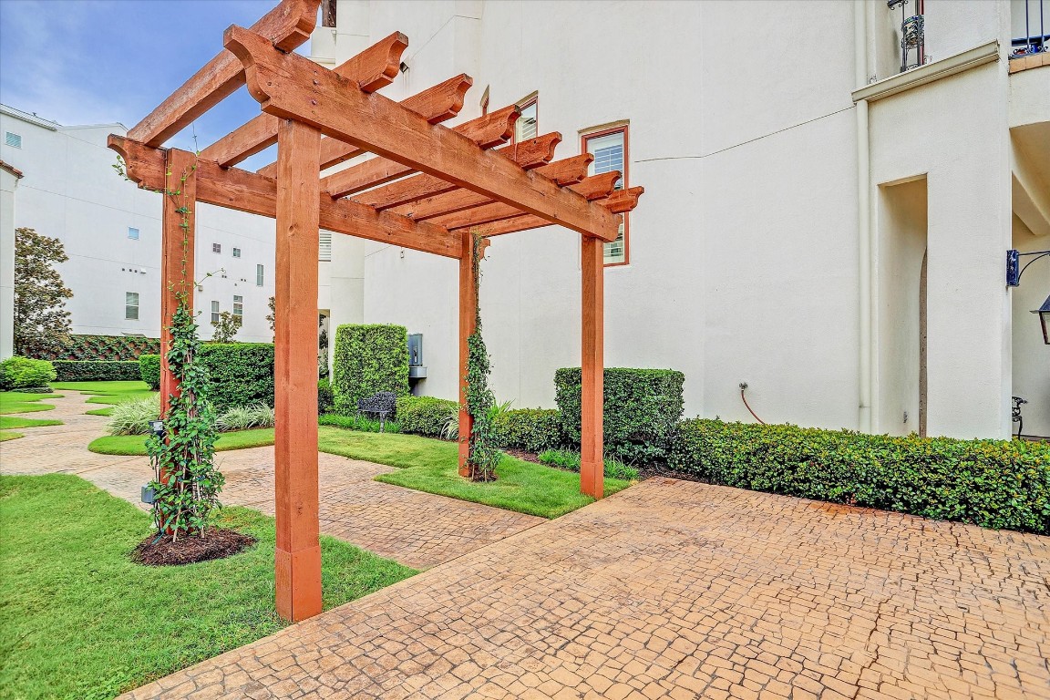 5213 Feagan Street, Unit A Houston, TX 77007 - Photo 40 of 47 a front view of a house with garden and plants