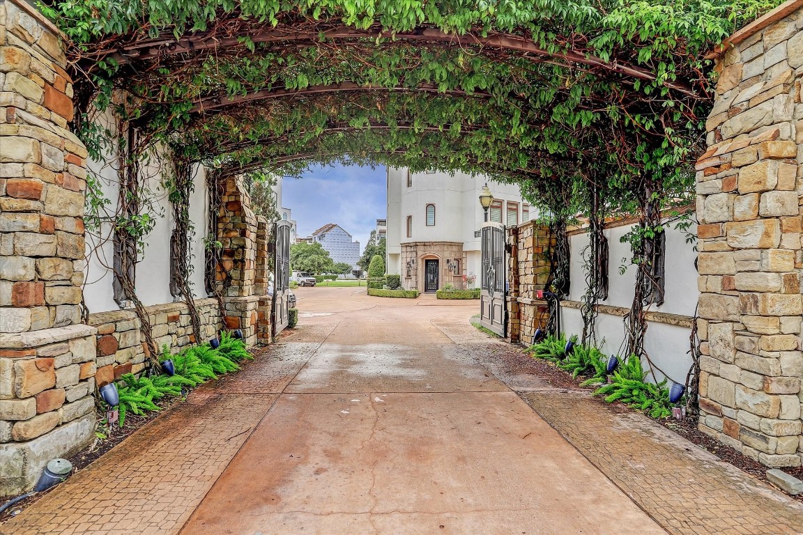 5213 Feagan Street, Unit A Houston, TX 77007 - Photo 42 of 47 a view of a street with a tree