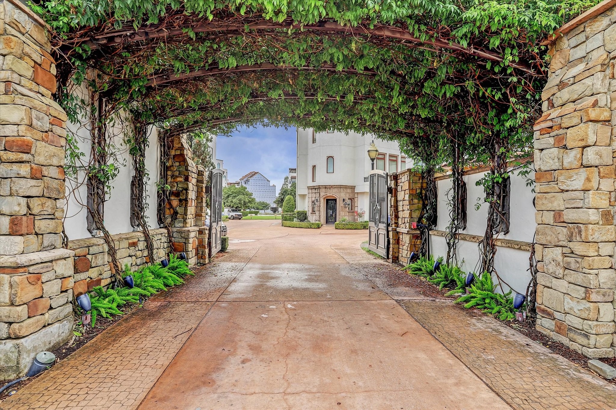 5213 Feagan Street, Unit A Houston, TX 77007 - Photo 42 of 47 Entrance gate.