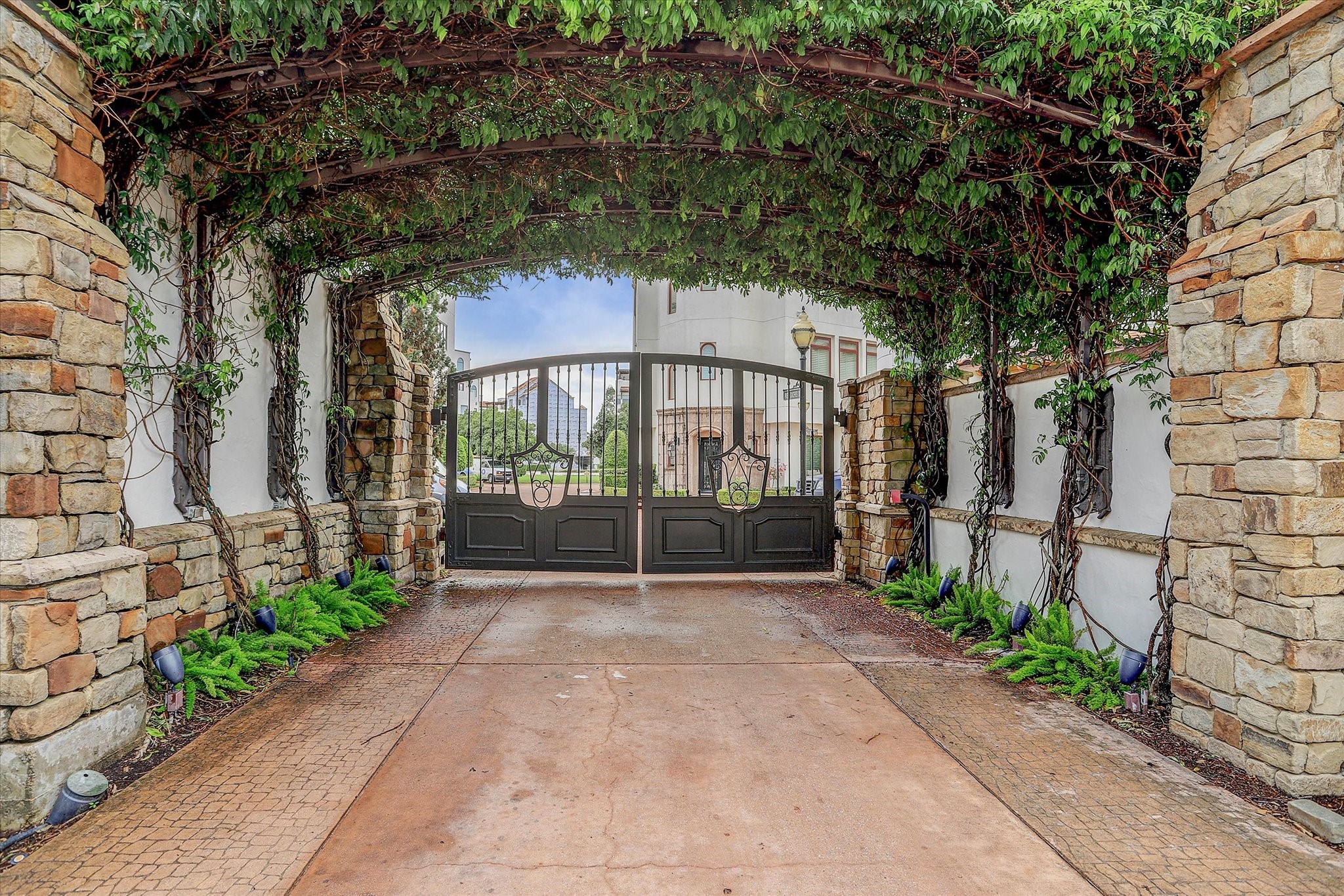 5213 Feagan Street, Unit A Houston, TX 77007 - Photo 46 of 47 In addition to its natural surroundings, Caceres is ideally situated near some of the city’s best shopping and dining destinations.