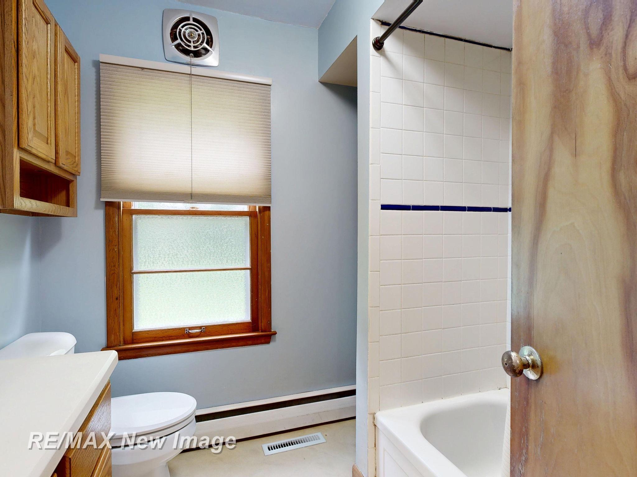 1372 Gabel Road Saginaw, MI 48601 - Photo 10 of 38 50178527-3e1403a3-a3c7-4184-b3a9-78157d273bb8.JPG