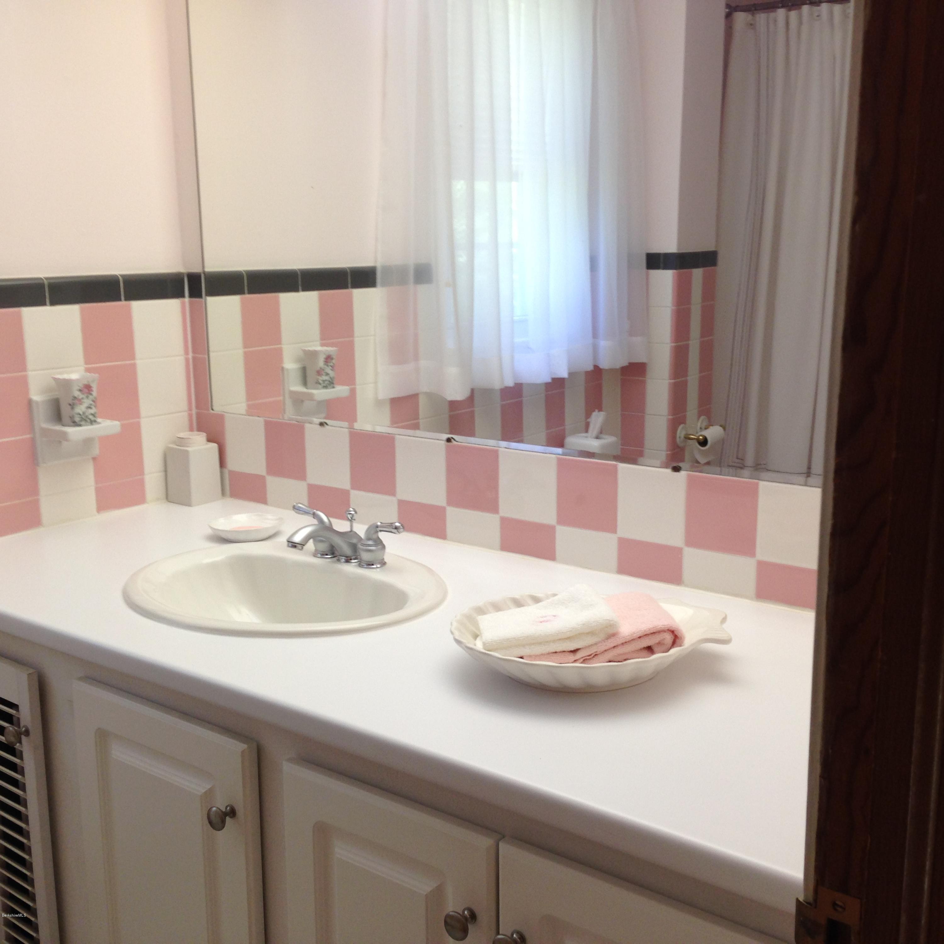 159 Sunset Street Pittsfield, MA 01201 - Photo 25 of 33 upstairs full bath