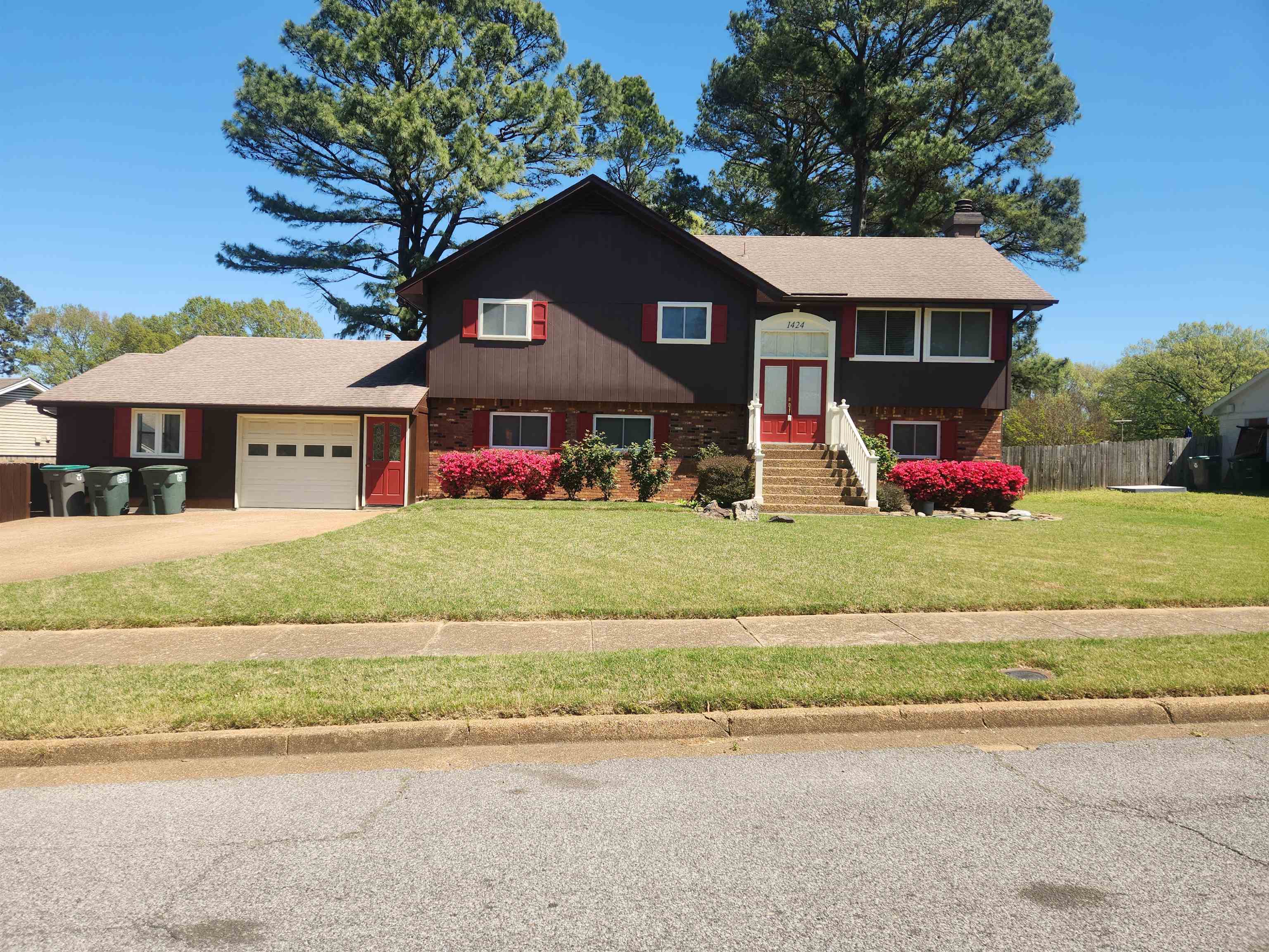 a front view of house with yard