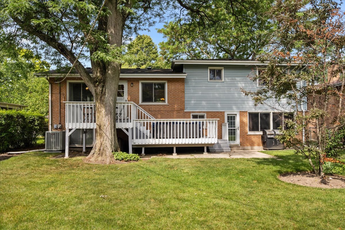 1115 Kenton Road Deerfield, IL 60015 - Photo 29 of 30 a front view of a house with a garden