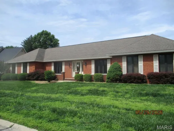 $347,500 | 200 Lake Lorraine Drive, Swansea, IL 62226