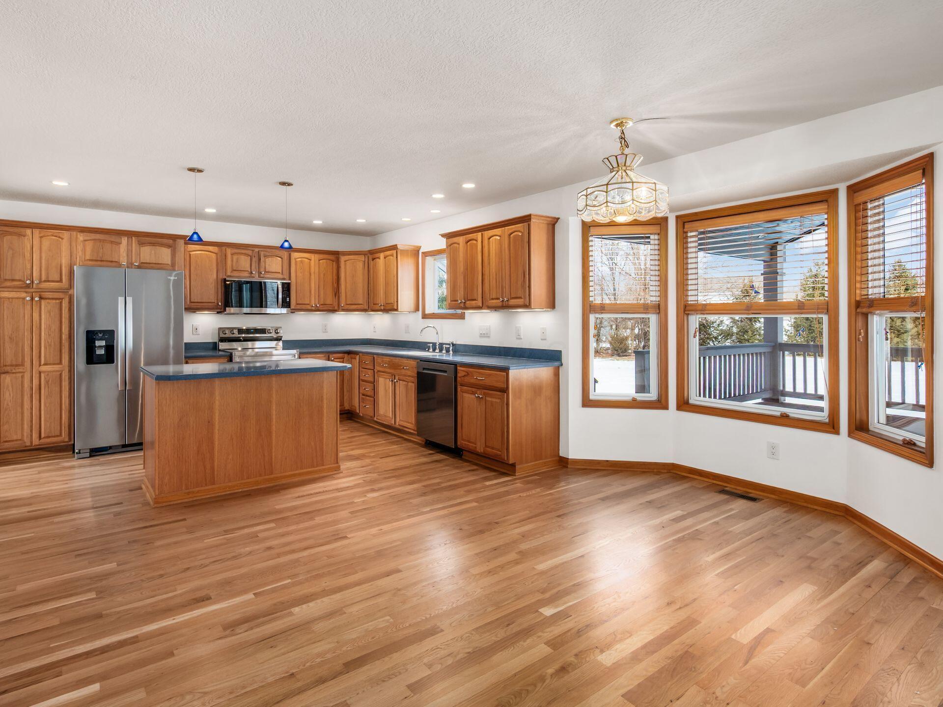 401 Curve Road Delaware, OH 43015 - Photo 7 of 48 Kitchen Dining Area
