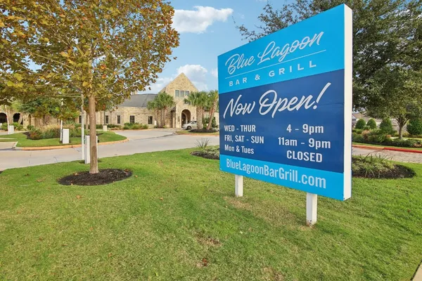 a sign of golf club on a wall