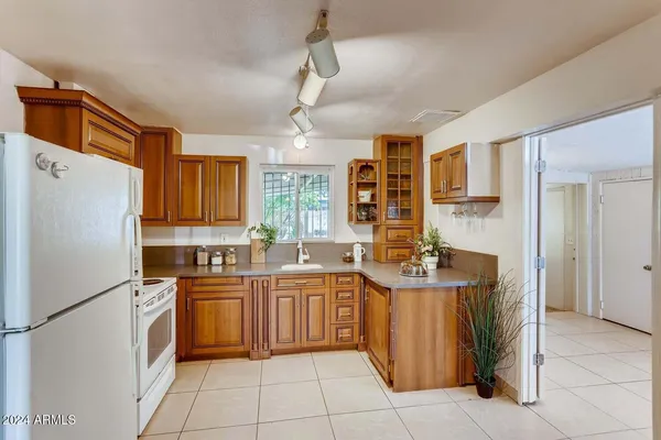 $2,100 | 6730 West Flynn Lane, Glendale, AZ 85303