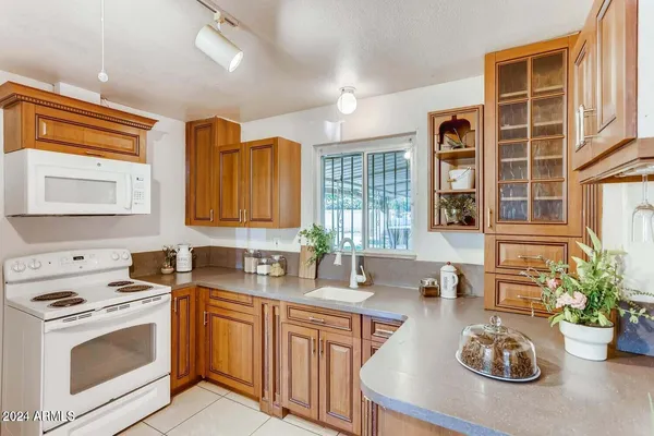 $2,100 | 6730 West Flynn Lane, Glendale, AZ 85303