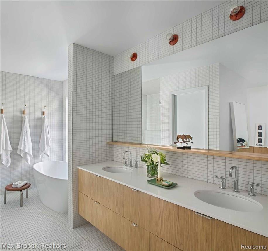 5033 Echo Road Bloomfield Hills, MI 48302 - Photo 21 of 34 Luxurious Master Bath