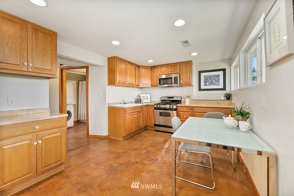 17328 Sylvester Road Southwest Burien, WA 98166 - Photo 27 of 40 Gallery Image 27