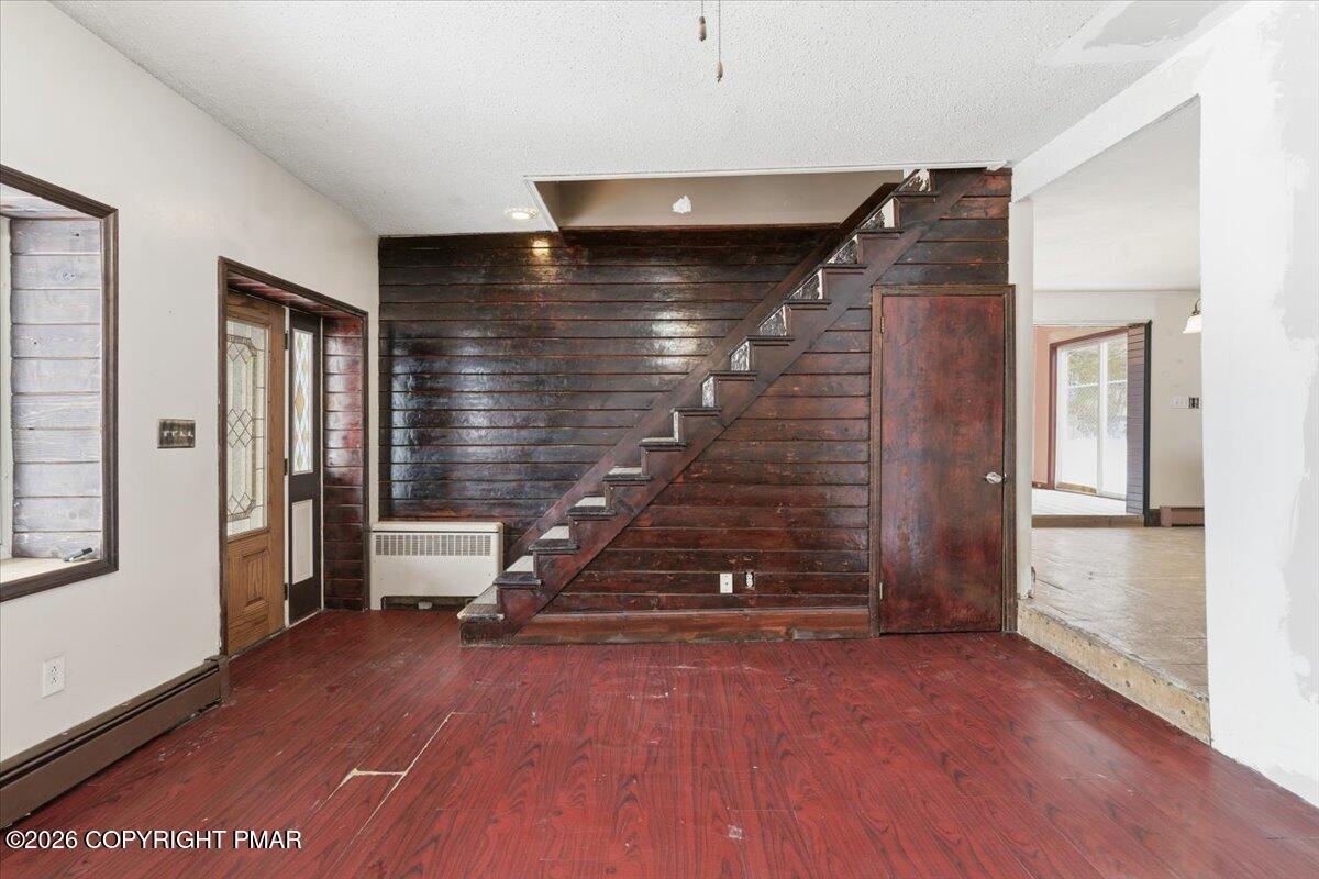 512 Broad Street Pittston, PA 18640 - Photo 6 of 38 Living Room