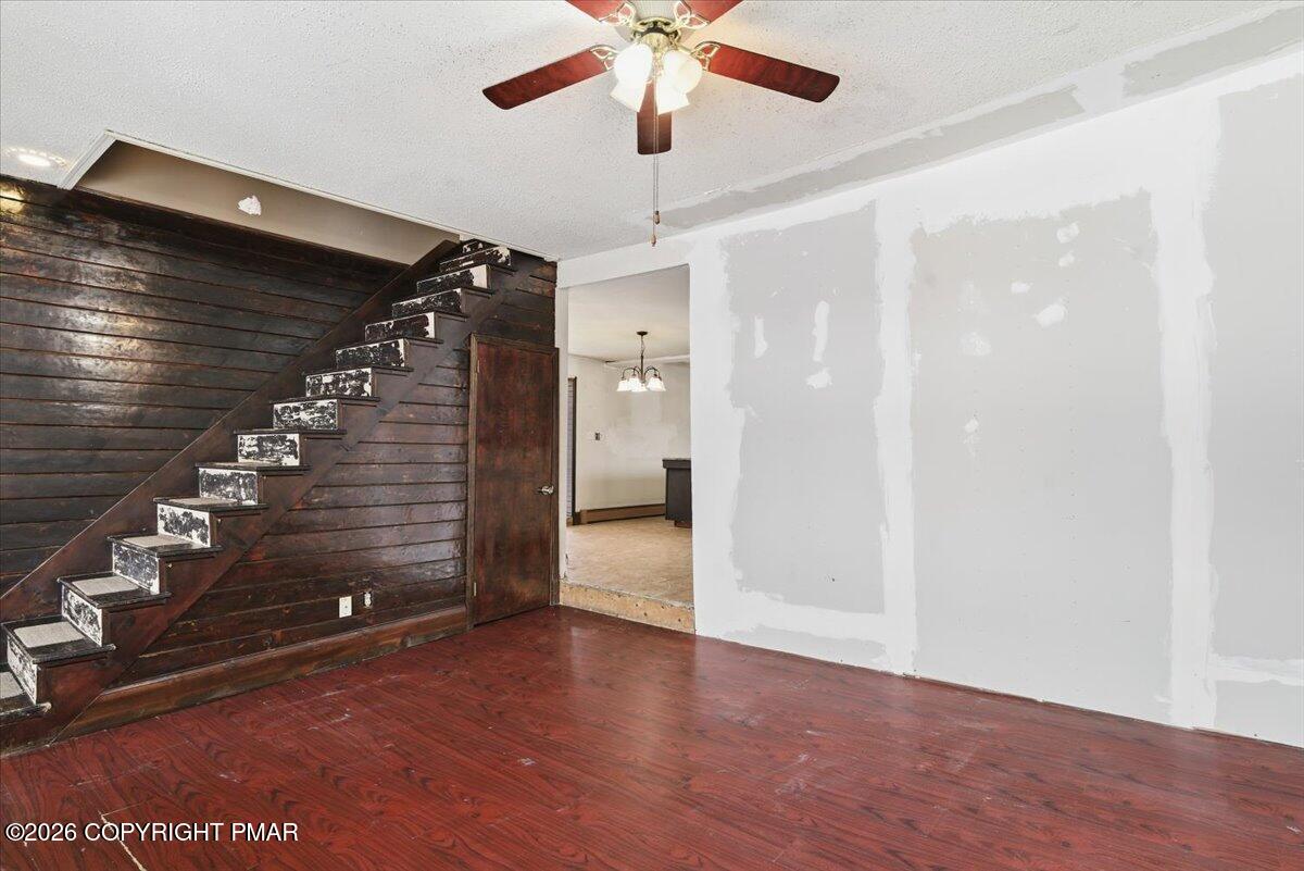 512 Broad Street Pittston, PA 18640 - Photo 7 of 38 Living Room