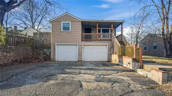 $213,900 | 1017 East Smith Avenue, Independence, MO 64050